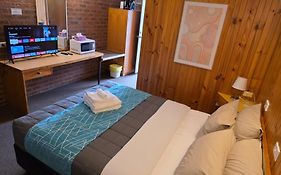 Country Roads Motor Inn