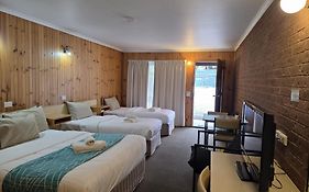 Country Roads Motor Inn